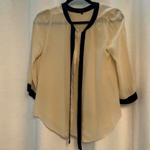 Silk Aritzia Blouse. Size XS. Cream and black.